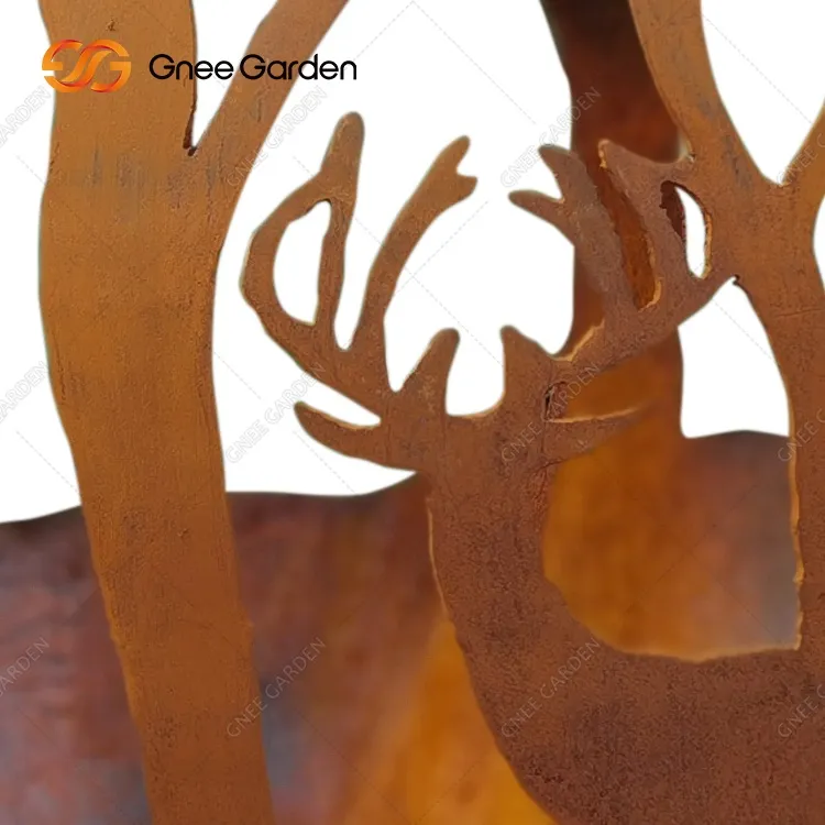 Corten Fire Sphere voor tuinen met een bosthema