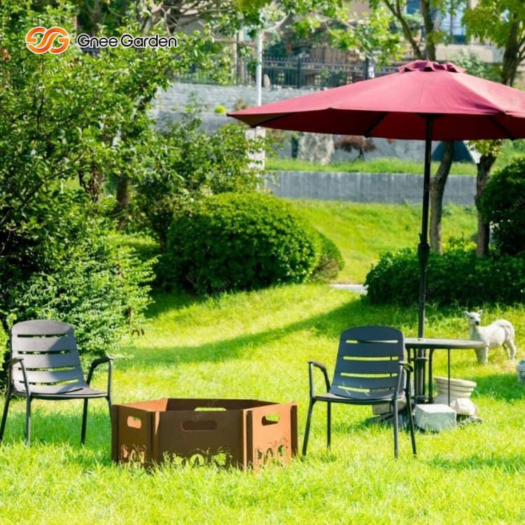 Moderne buitenhaard van cortenstaal