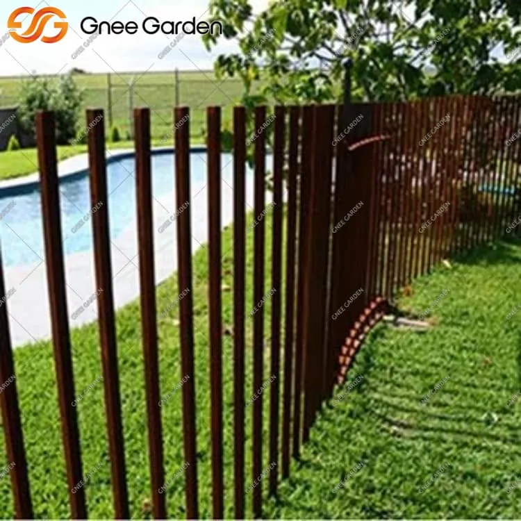 Verroeste cortenstalen hek voor eigentijdse landschapsarchitectuur