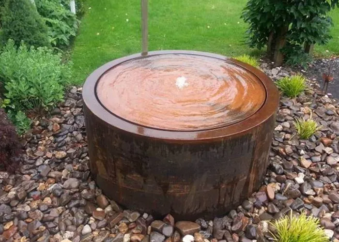 Roestig stalen waterornament